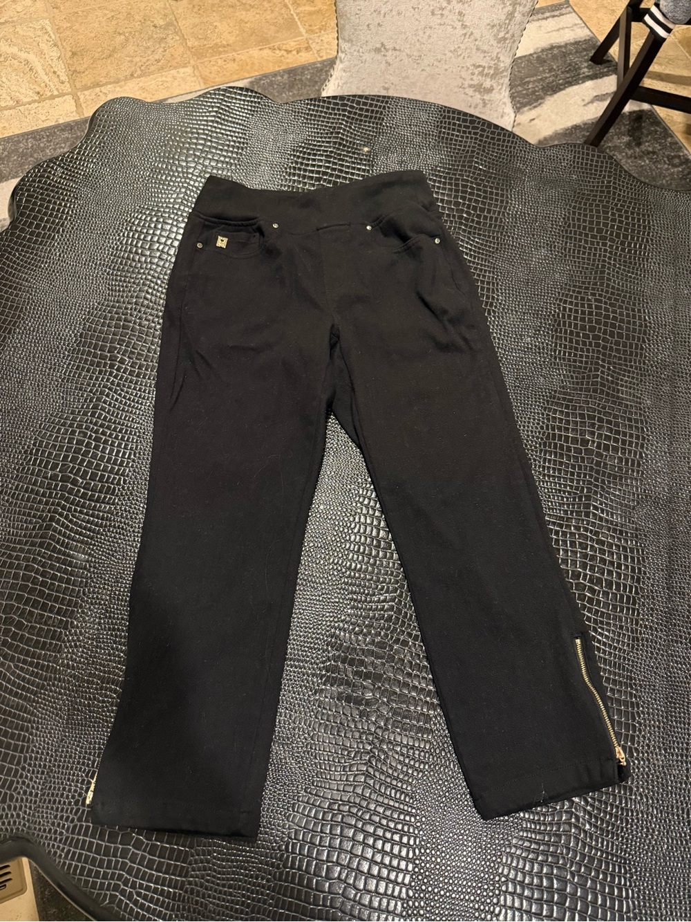 Black Women's Stretch Cropped Pull-On Jeans with Ankle Zippers